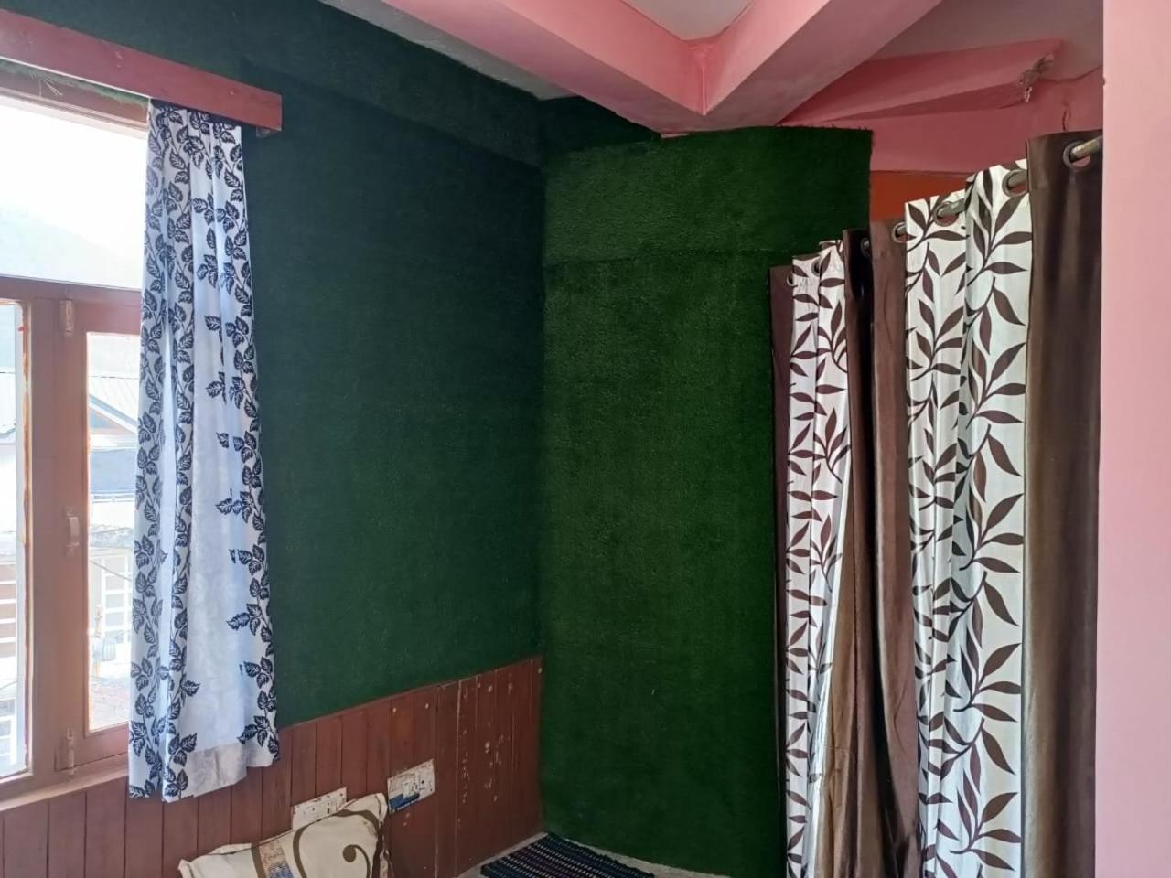 Roop Mountain Homestay Manāli Екстериор снимка